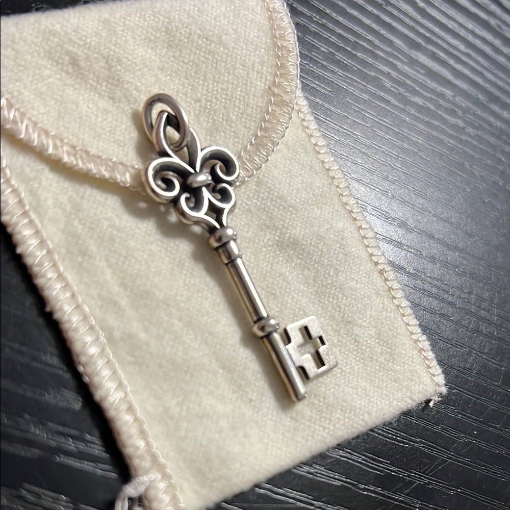 Retired James Avery 925 Silver Key of St Mary Pendant on James Avery Chain - Picture 5 of 11